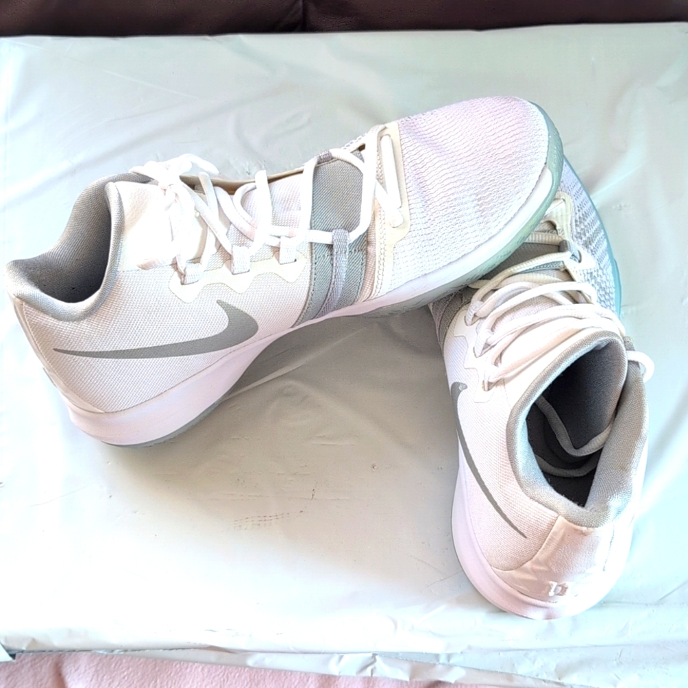 Nike Kyrie Flytrap white and metallic